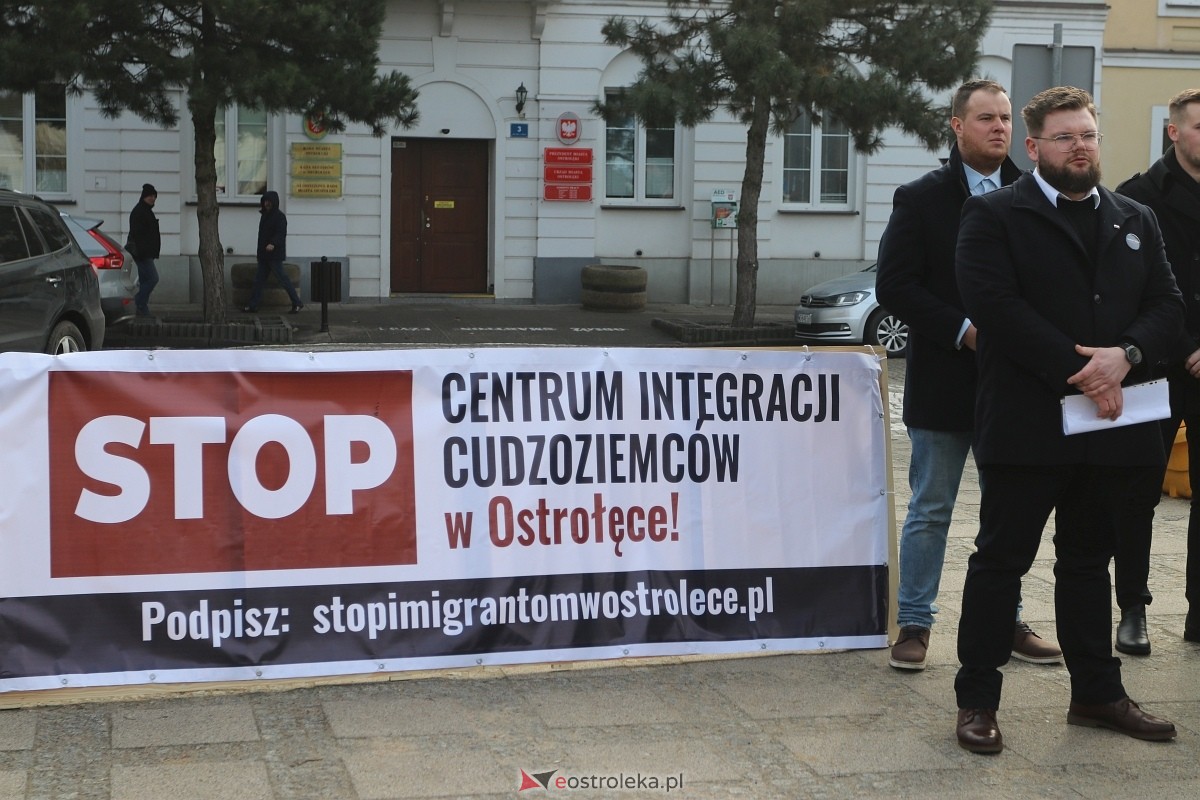 Konferencja Konferedacji w sprawie Centrum Integracji Cudzoziemców [26.02.2025] - zdjęcie #15 - eOstroleka.pl