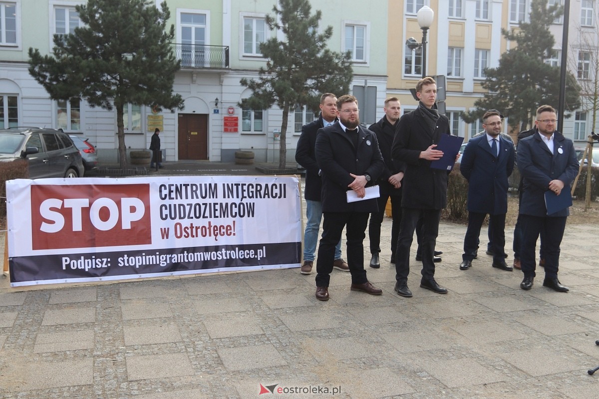 Konferencja Konferedacji w sprawie Centrum Integracji Cudzoziemców [26.02.2025] - zdjęcie #14 - eOstroleka.pl