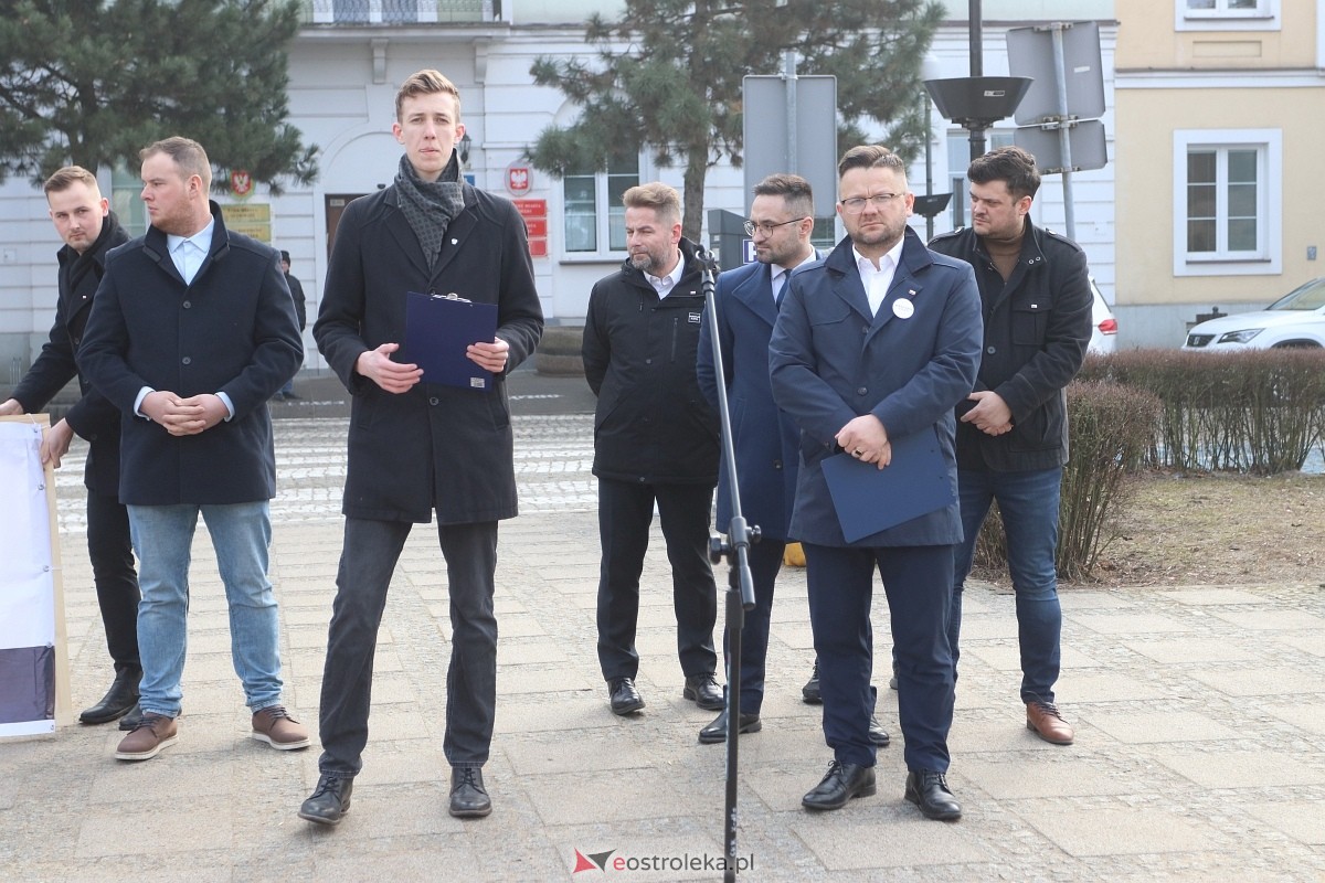 Konferencja Konferedacji w sprawie Centrum Integracji Cudzoziemców [26.02.2025] - zdjęcie #13 - eOstroleka.pl