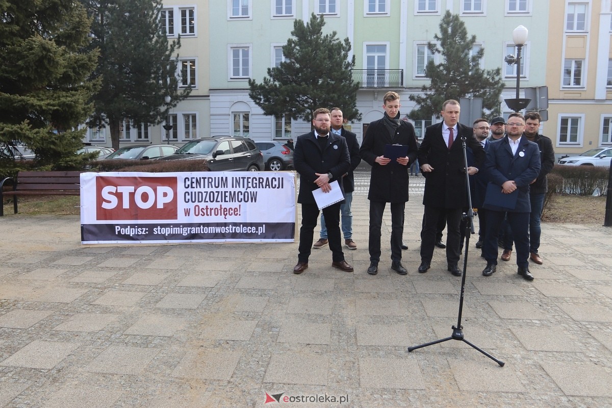 Konferencja Konferedacji w sprawie Centrum Integracji Cudzoziemców [26.02.2025] - zdjęcie #12 - eOstroleka.pl