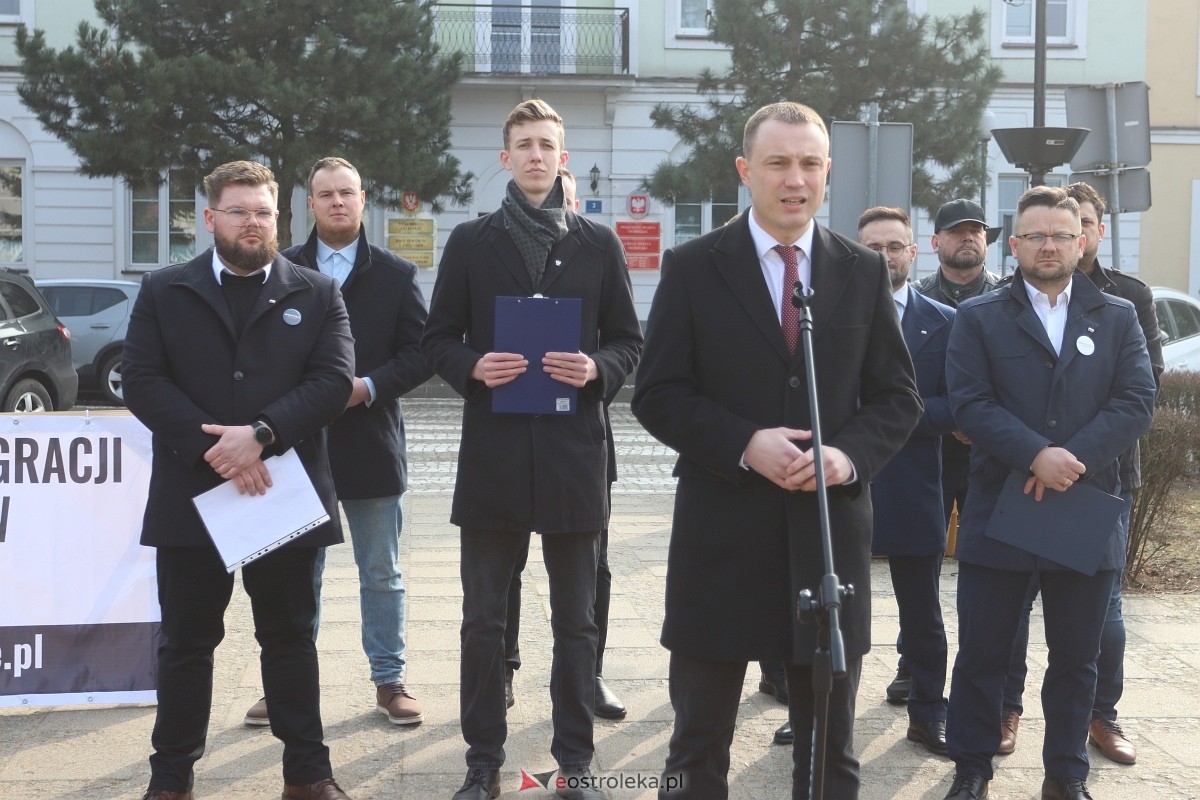 Konferencja Konferedacji w sprawie Centrum Integracji Cudzoziemców [26.02.2025] - zdjęcie #11 - eOstroleka.pl