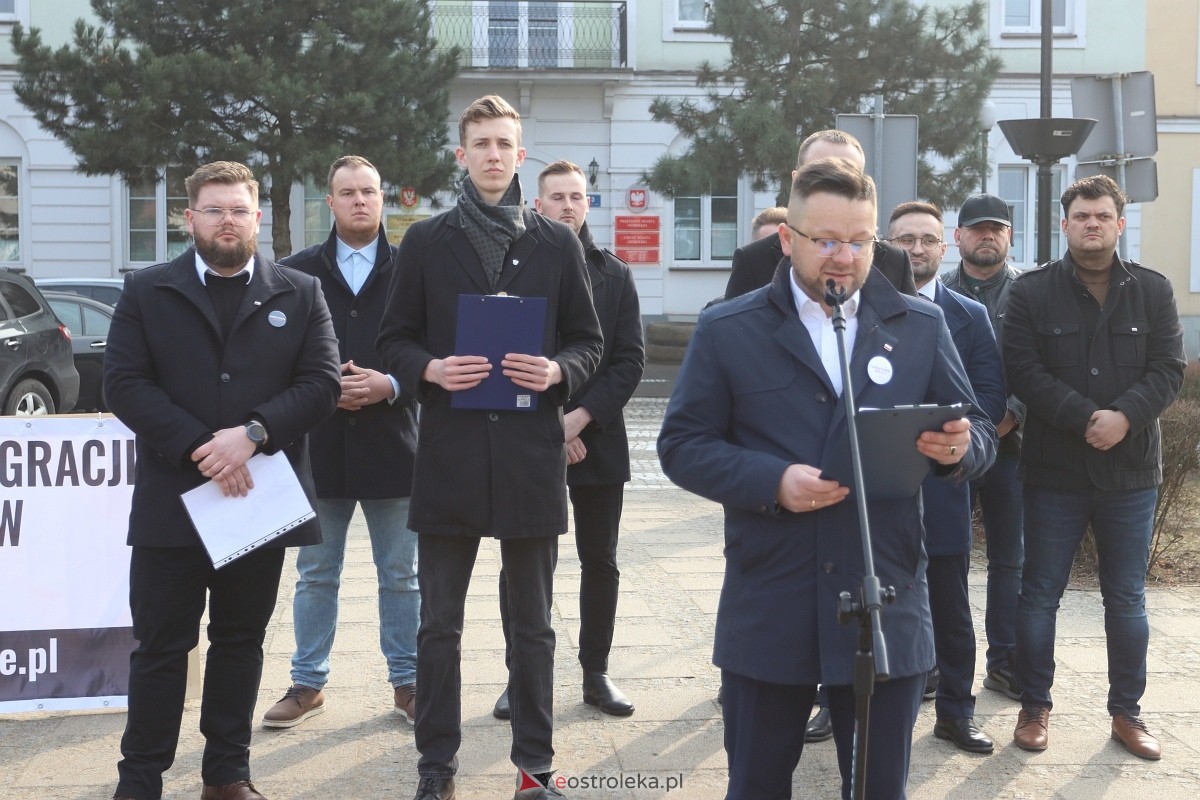 Konferencja Konferedacji w sprawie Centrum Integracji Cudzoziemców [26.02.2025] - zdjęcie #10 - eOstroleka.pl