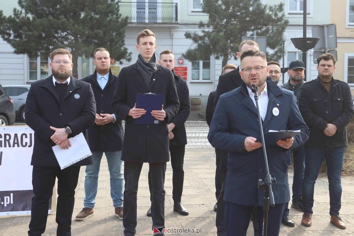 Konferencja Konferedacji w sprawie Centrum Integracji Cudzoziemców [26.02.2025] - zdjęcie #9 - eOstroleka.pl
