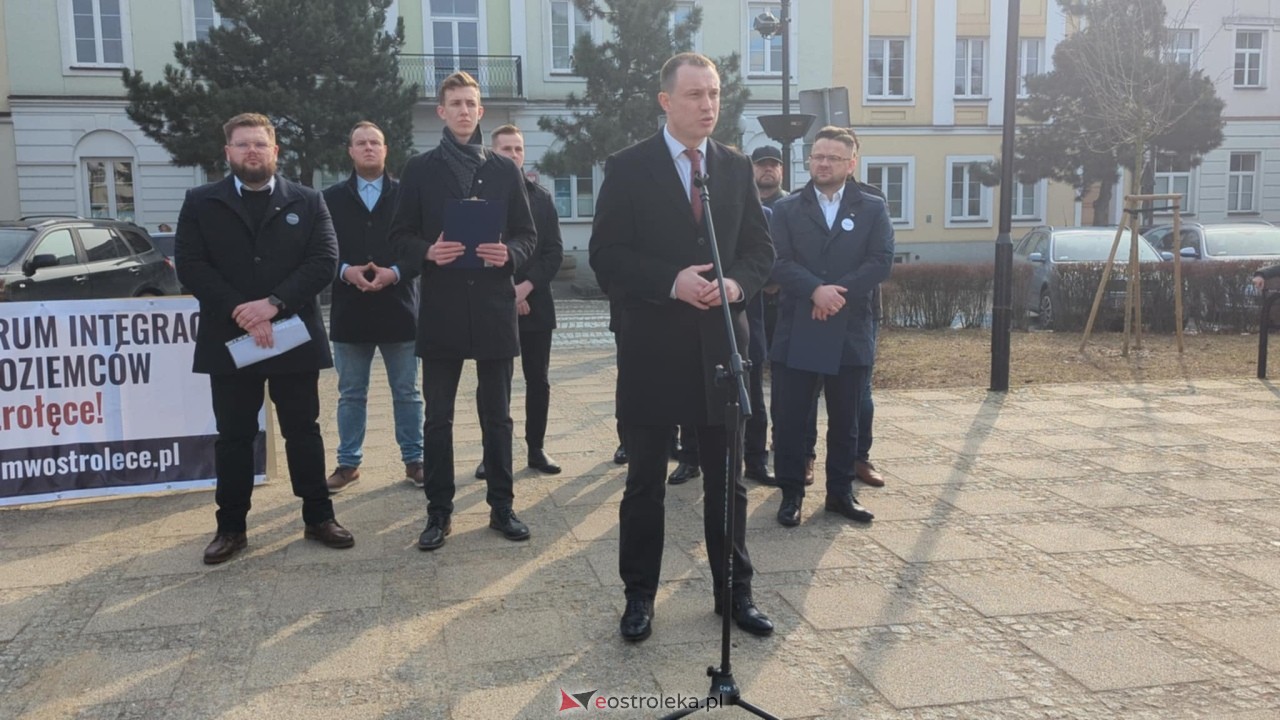 Konferencja Konferedacji w sprawie Centrum Integracji Cudzoziemców [26.02.2025] - zdjęcie #2 - eOstroleka.pl