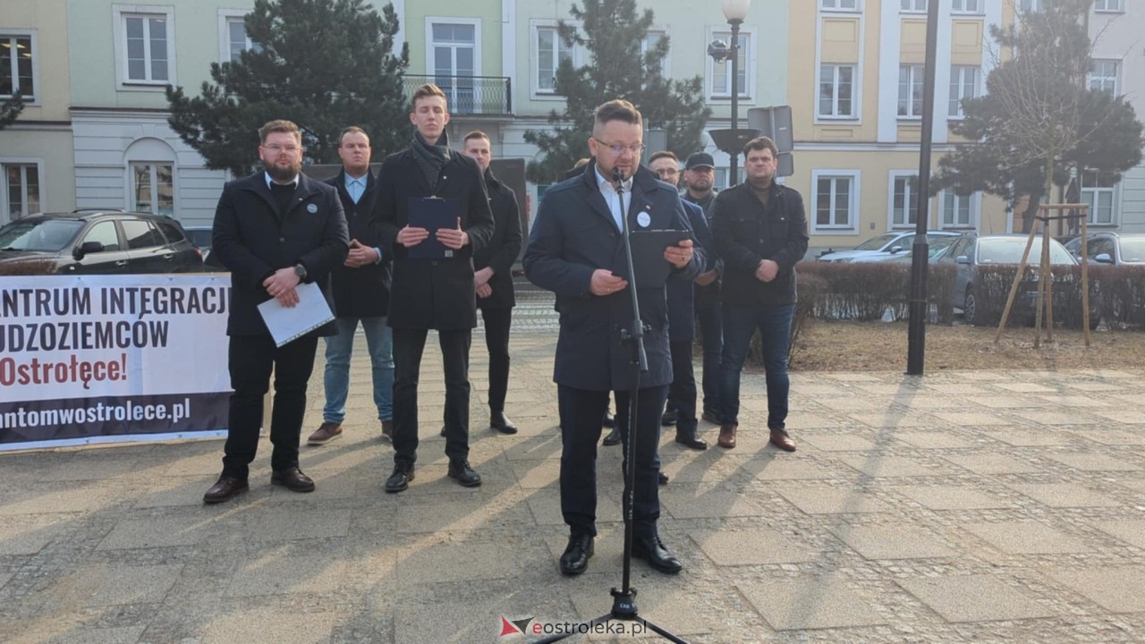 Konferencja Konferedacji w sprawie Centrum Integracji Cudzoziemców [26.02.2025] - zdjęcie #1 - eOstroleka.pl