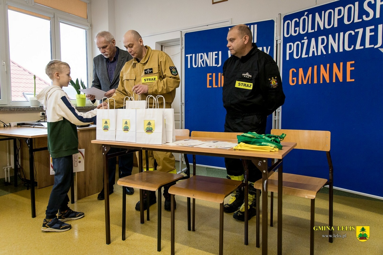 Eliminacje gminne XLVII Ogólnopolskiego Turnieju Wiedzy Pożarniczej „MŁODZIEŻ ZAPOBIEGA POŻAROM” w Lelisie [25.02.2025] - zdjęcie #10 - eOstroleka.pl