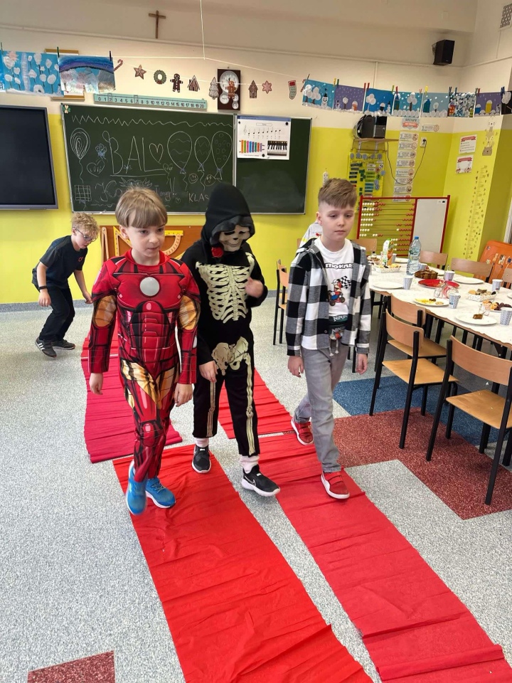 Bal karnawałowy w SP 10 w Ostrołęce  - zdjęcie #17 - eOstroleka.pl