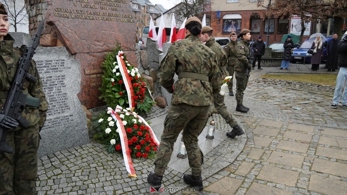 Narodowy Dzień Pamięci Żołnierzy Wyklętych - uroczystości pod pomnikiem Ofiar Terroru Komunistycznego [01.03.2025] - zdjęcie #31 - eOstroleka.pl
