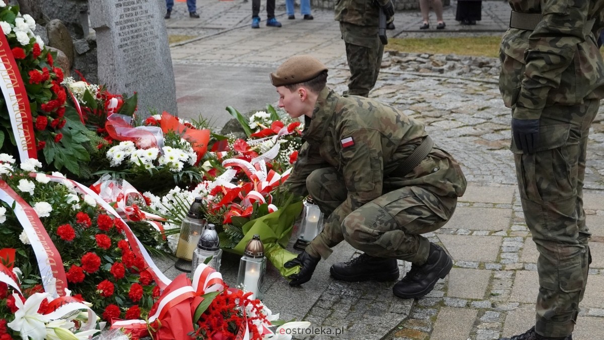 Narodowy Dzień Pamięci Żołnierzy Wyklętych - uroczystości pod pomnikiem Ofiar Terroru Komunistycznego [01.03.2025] - zdjęcie #12 - eOstroleka.pl
