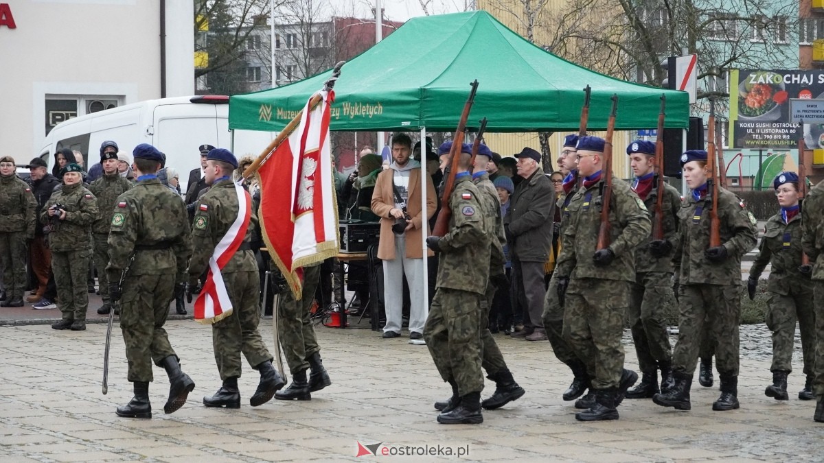 Narodowy Dzień Pamięci Żołnierzy Wyklętych - uroczystości pod pomnikiem Ofiar Terroru Komunistycznego [01.03.2025] - zdjęcie #43 - eOstroleka.pl
