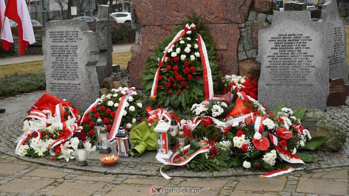 Narodowy Dzień Pamięci Żołnierzy Wyklętych - uroczystości pod pomnikiem Ofiar Terroru Komunistycznego [01.03.2025] - zdjęcie #39 - eOstroleka.pl