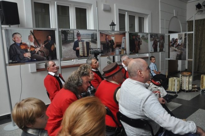 Wernisaż wystawy: Ostatni wiejscy muzykanci w Muzeum Kultury Kurpiowskiej (10.IX.2011) - zdjęcie #5 - eOstroleka.pl