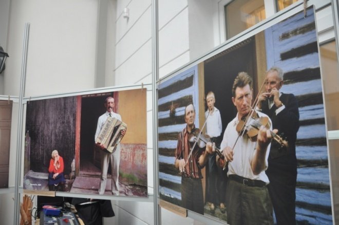 Wernisaż wystawy: Ostatni wiejscy muzykanci w Muzeum Kultury Kurpiowskiej (10.IX.2011) - zdjęcie #8 - eOstroleka.pl