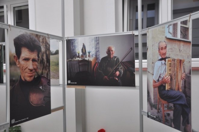 Wernisaż wystawy: Ostatni wiejscy muzykanci w Muzeum Kultury Kurpiowskiej (10.IX.2011) - zdjęcie #9 - eOstroleka.pl