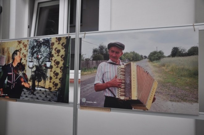 Wernisaż wystawy: Ostatni wiejscy muzykanci w Muzeum Kultury Kurpiowskiej (10.IX.2011) - zdjęcie #11 - eOstroleka.pl