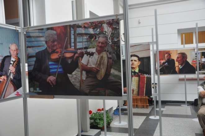 Wernisaż wystawy: Ostatni wiejscy muzykanci w Muzeum Kultury Kurpiowskiej (10.IX.2011) - zdjęcie #13 - eOstroleka.pl