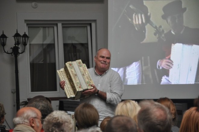 Wernisaż wystawy: Ostatni wiejscy muzykanci w Muzeum Kultury Kurpiowskiej (10.IX.2011) - zdjęcie #18 - eOstroleka.pl