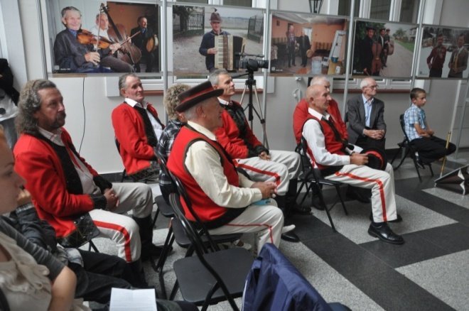 Wernisaż wystawy: Ostatni wiejscy muzykanci w Muzeum Kultury Kurpiowskiej (10.IX.2011) - zdjęcie #7 - eOstroleka.pl
