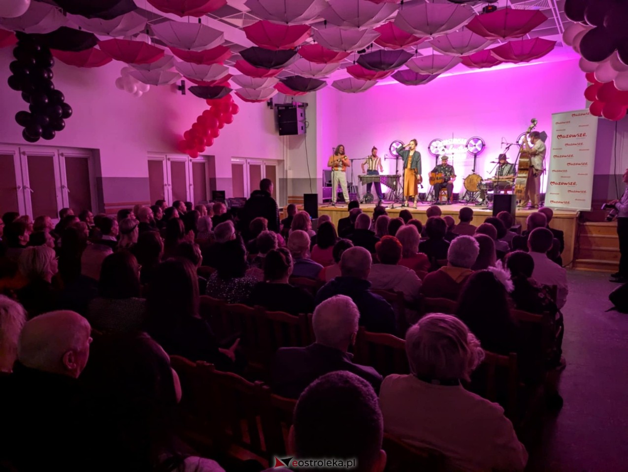 Dzień Kobiet w Lelisie z Warszawską Orkiestrą Sentymentalną [8.03.2025] - zdjęcie #2 - eOstroleka.pl