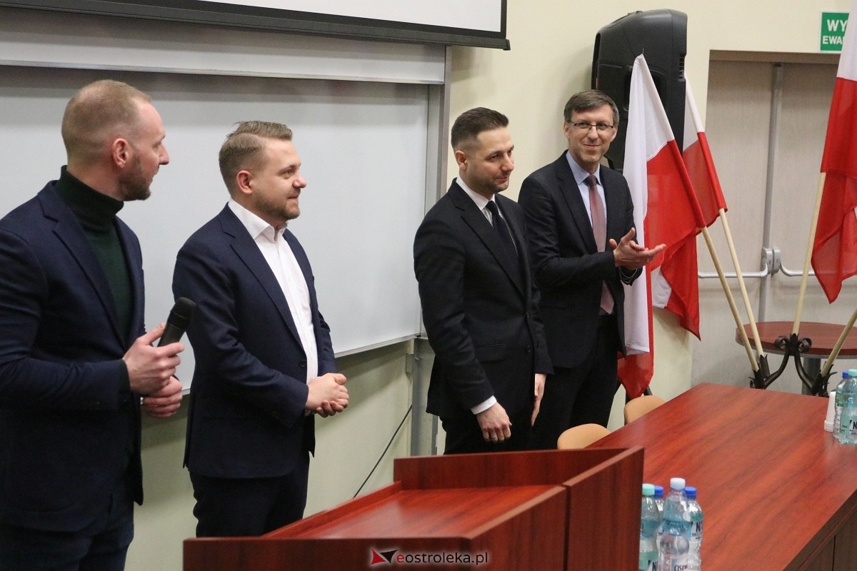 Spotkanie z Patrykiem Jakim i Jackiem Ozdobą w Ostrołęce [09.03.2025] - zdjęcie #56 - eOstroleka.pl