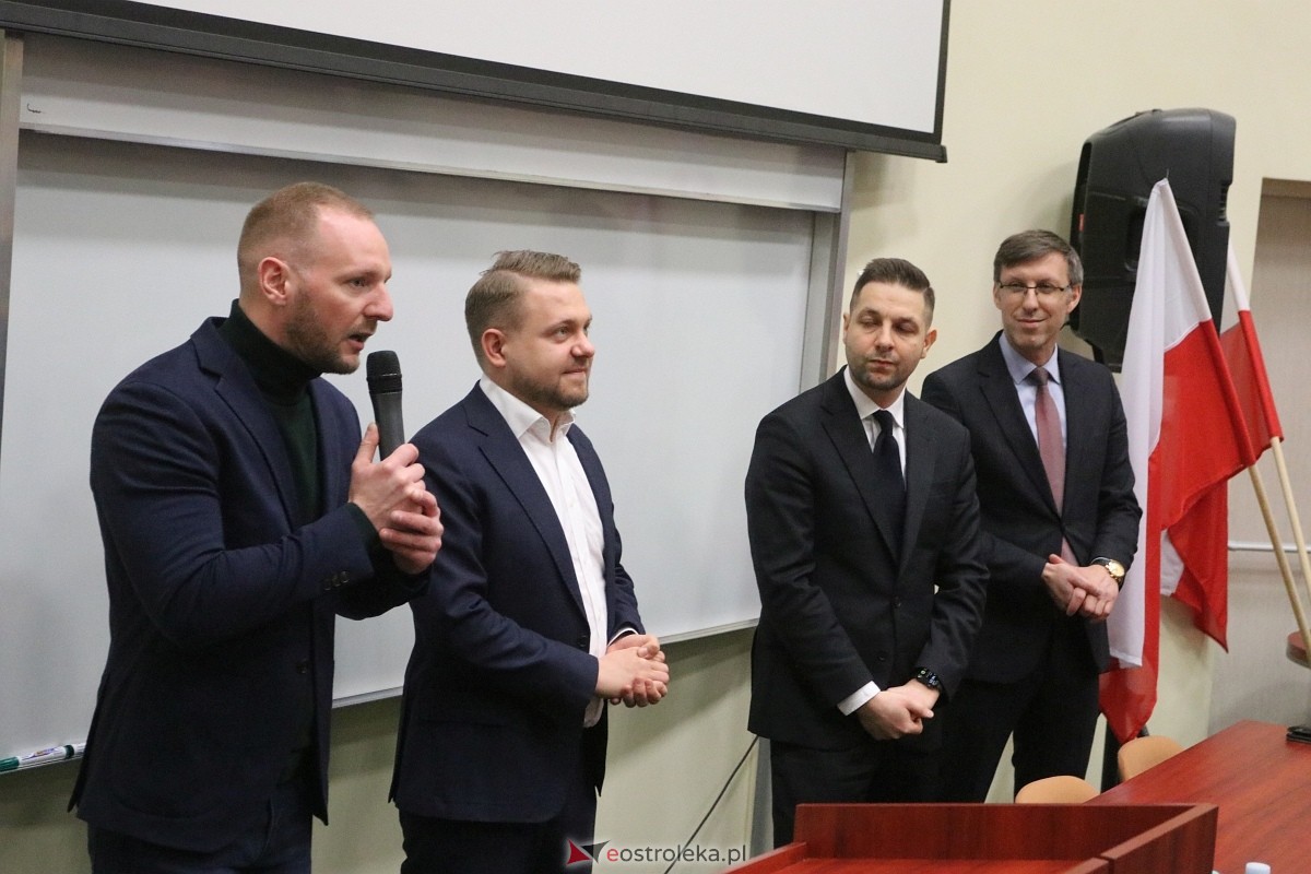 Spotkanie z Patrykiem Jakim i Jackiem Ozdobą w Ostrołęce [09.03.2025] - zdjęcie #36 - eOstroleka.pl