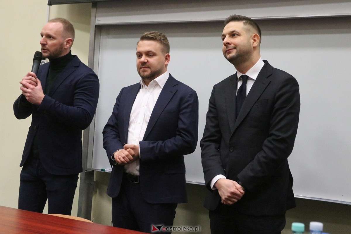 Spotkanie z Patrykiem Jakim i Jackiem Ozdobą w Ostrołęce [09.03.2025] - zdjęcie #34 - eOstroleka.pl