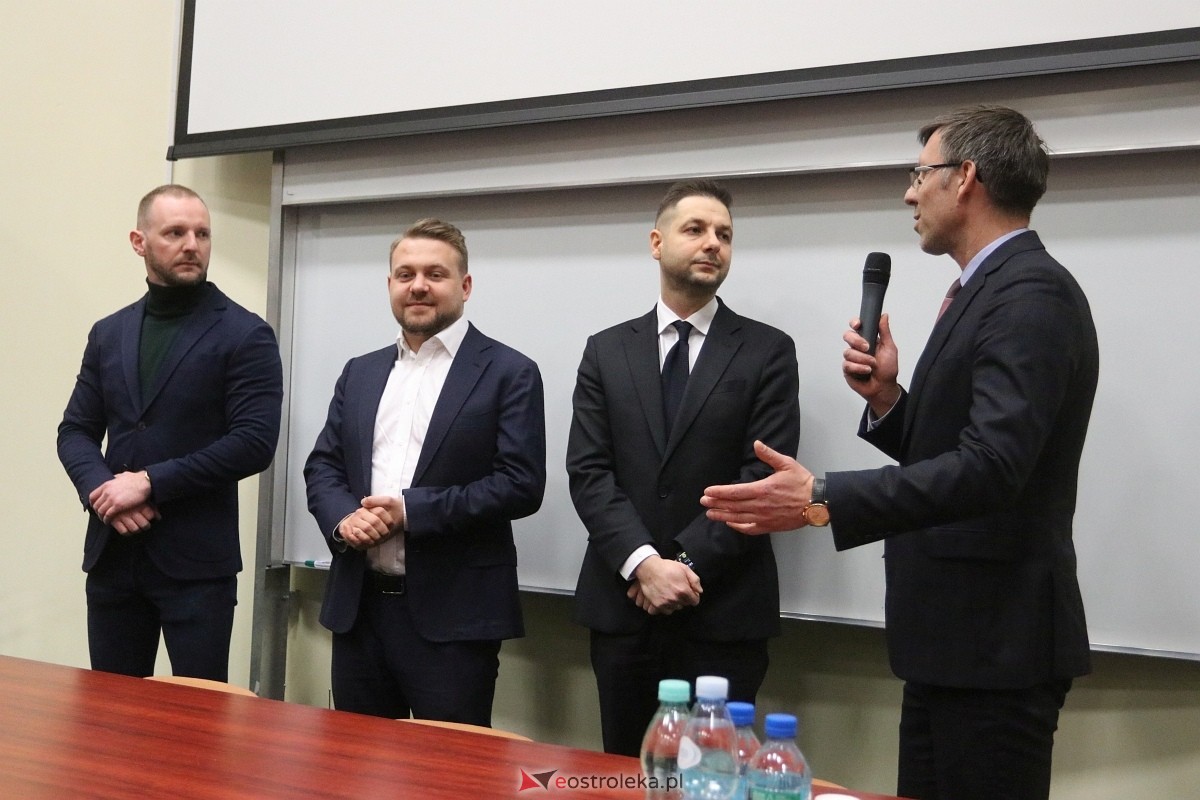 Spotkanie z Patrykiem Jakim i Jackiem Ozdobą w Ostrołęce [09.03.2025] - zdjęcie #33 - eOstroleka.pl