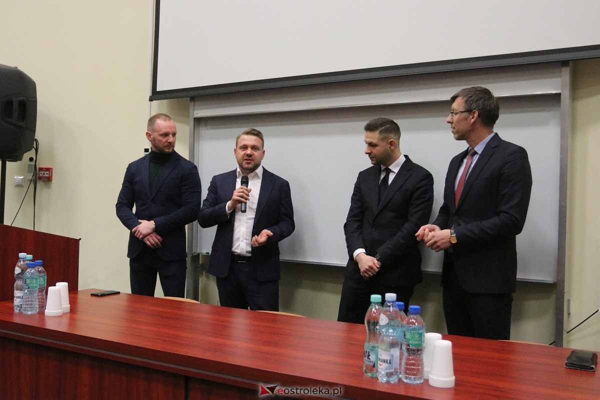 Spotkanie z Patrykiem Jakim i Jackiem Ozdobą w Ostrołęce [09.03.2025] - zdjęcie #16 - eOstroleka.pl