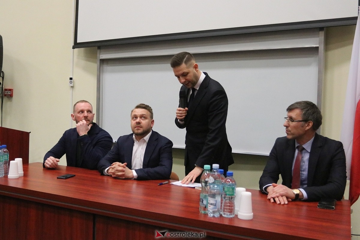 Spotkanie z Patrykiem Jakim i Jackiem Ozdobą w Ostrołęce [09.03.2025] - zdjęcie #15 - eOstroleka.pl