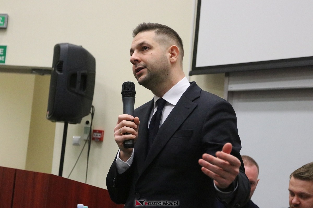 Spotkanie z Patrykiem Jakim i Jackiem Ozdobą w Ostrołęce [09.03.2025] - zdjęcie #13 - eOstroleka.pl