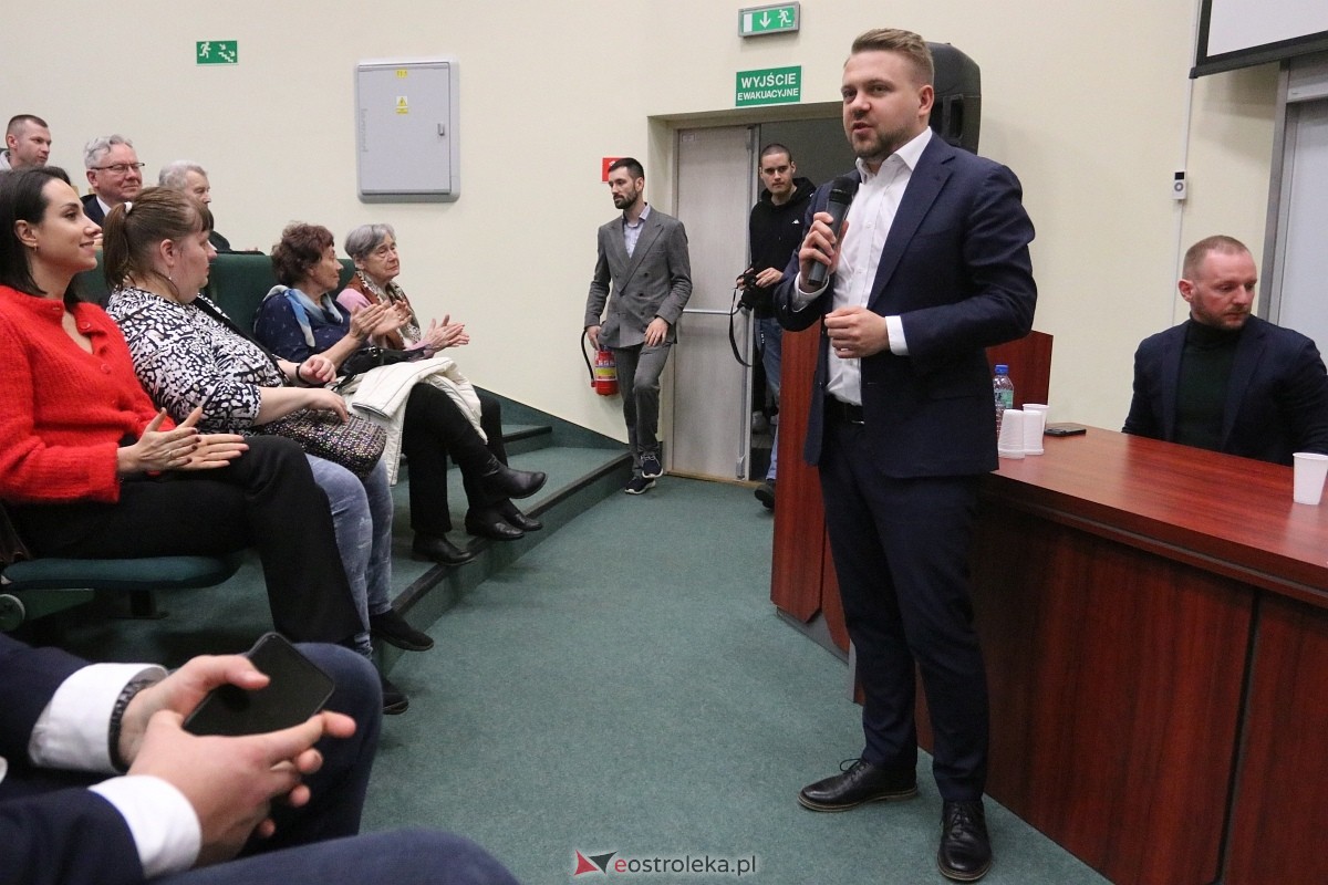Spotkanie z Patrykiem Jakim i Jackiem Ozdobą w Ostrołęce [09.03.2025] - zdjęcie #12 - eOstroleka.pl