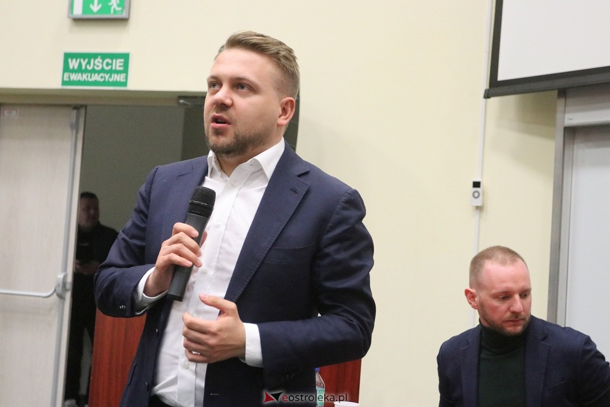 Spotkanie z Patrykiem Jakim i Jackiem Ozdobą w Ostrołęce [09.03.2025] - zdjęcie #11 - eOstroleka.pl