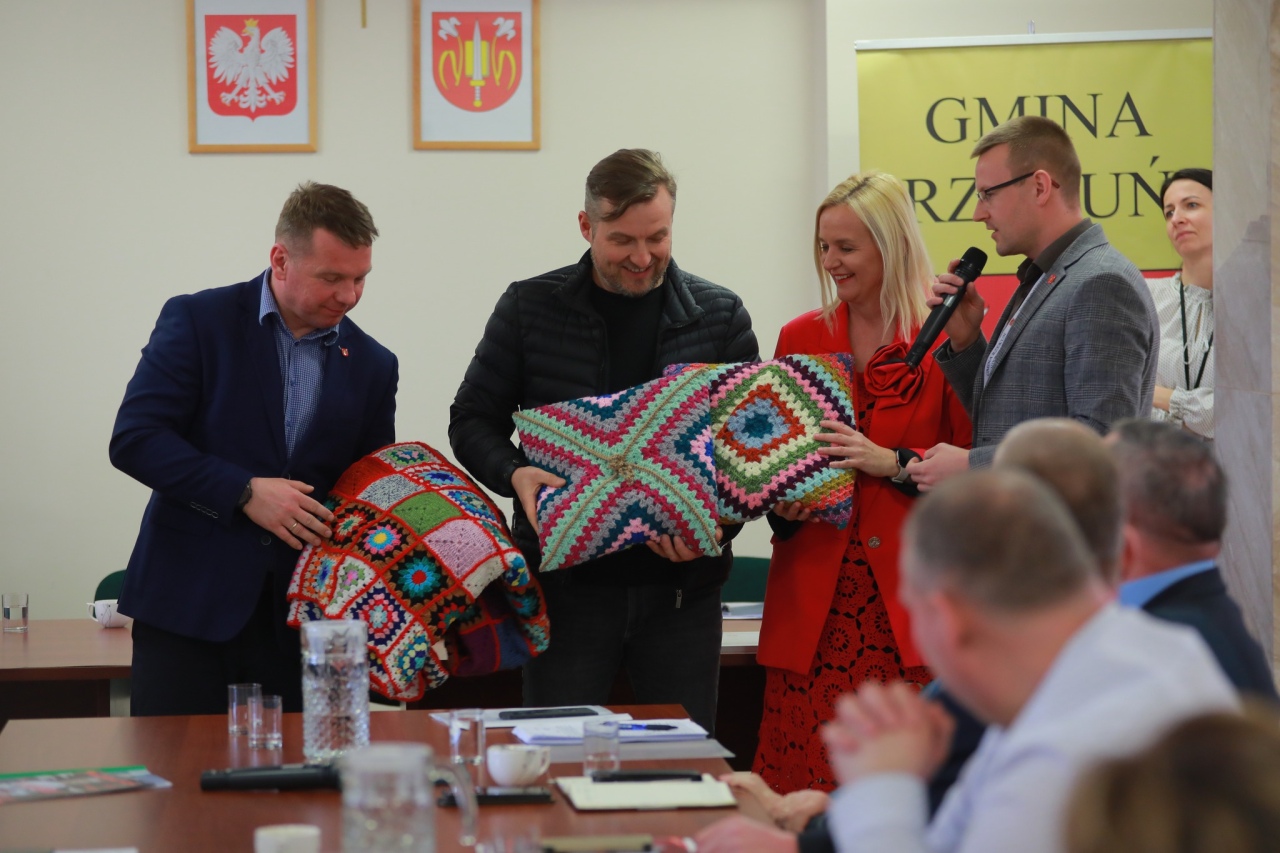 Sesja Rady Gminy w Rzekuniu z akcentami charytatywnymi [12.03.2025] - zdjęcie #1 - eOstroleka.pl