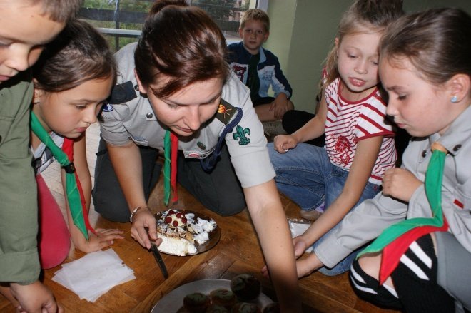 Skrzydlaci przyjaciele: Drużyna ostrołęckich zuchów obchodziła 5 urodziny (12.IX.2011) - zdjęcie #11 - eOstroleka.pl