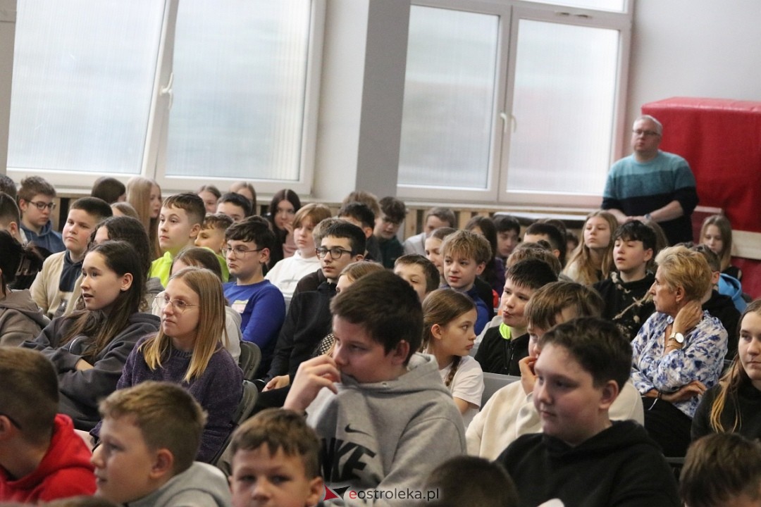 Spotkanie z Joanną Jędrzejczyk w SP nr 1 [13.03.2025] - zdjęcie #37 - eOstroleka.pl
