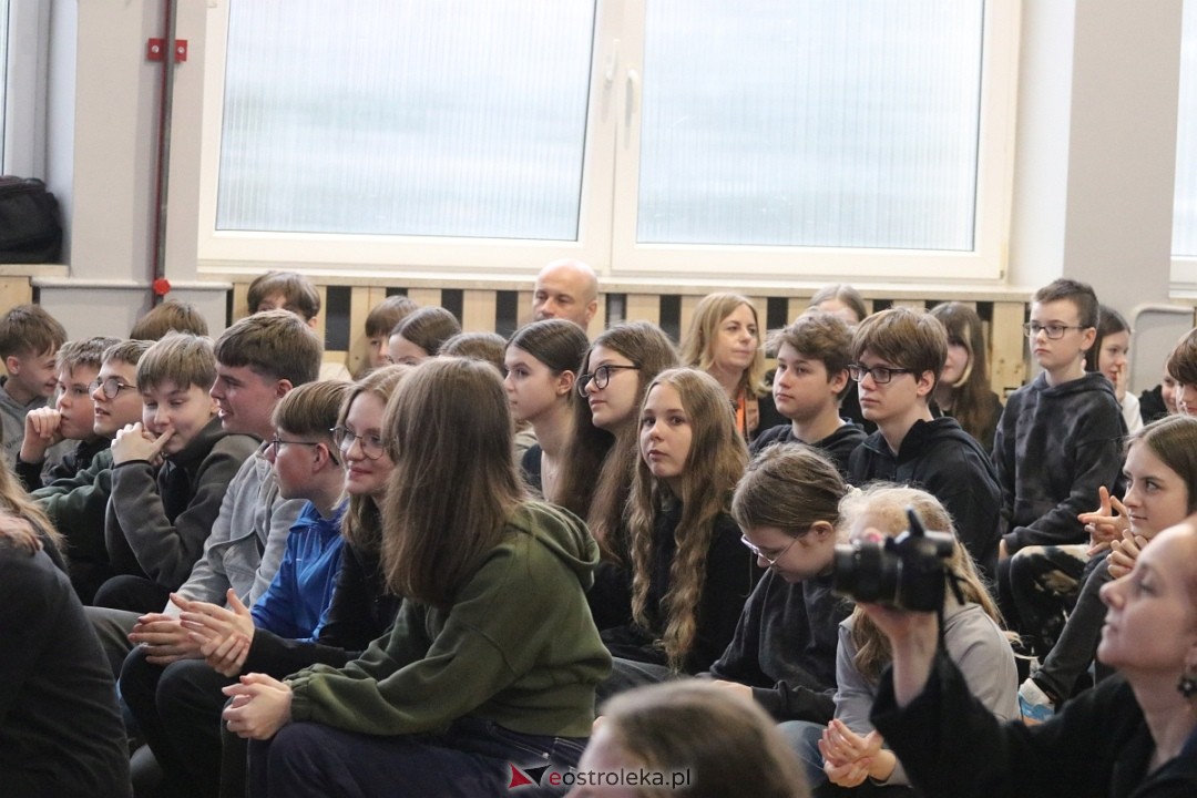 Spotkanie z Joanną Jędrzejczyk w SP nr 1 [13.03.2025] - zdjęcie #29 - eOstroleka.pl