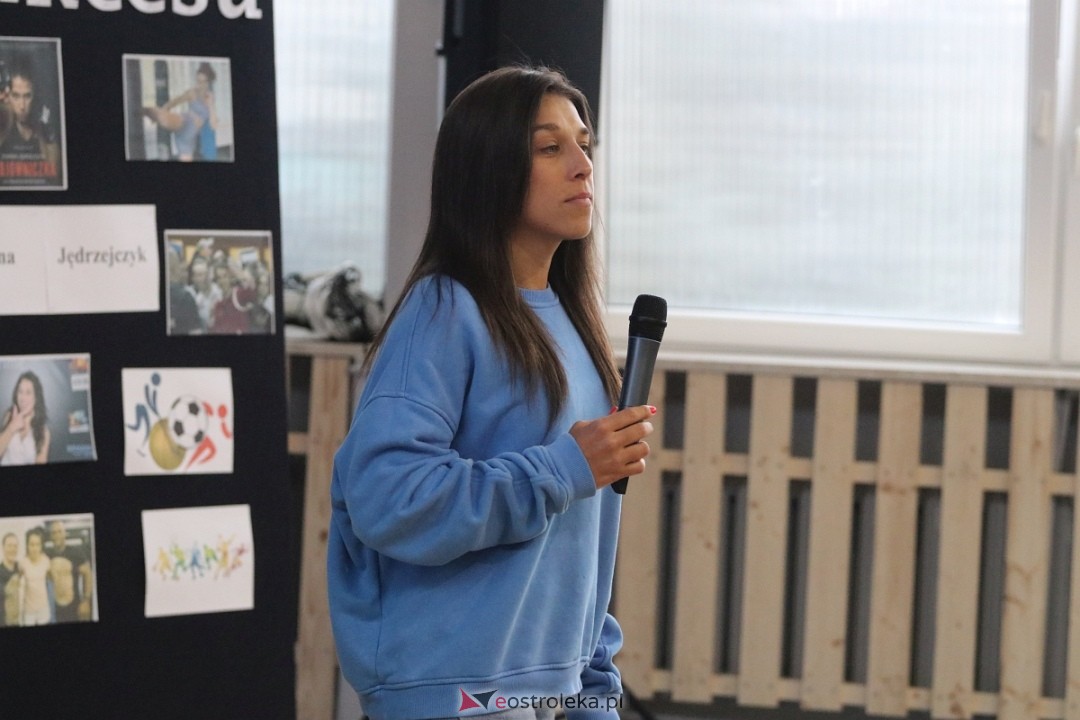 Spotkanie z Joanną Jędrzejczyk w SP nr 1 [13.03.2025] - zdjęcie #24 - eOstroleka.pl
