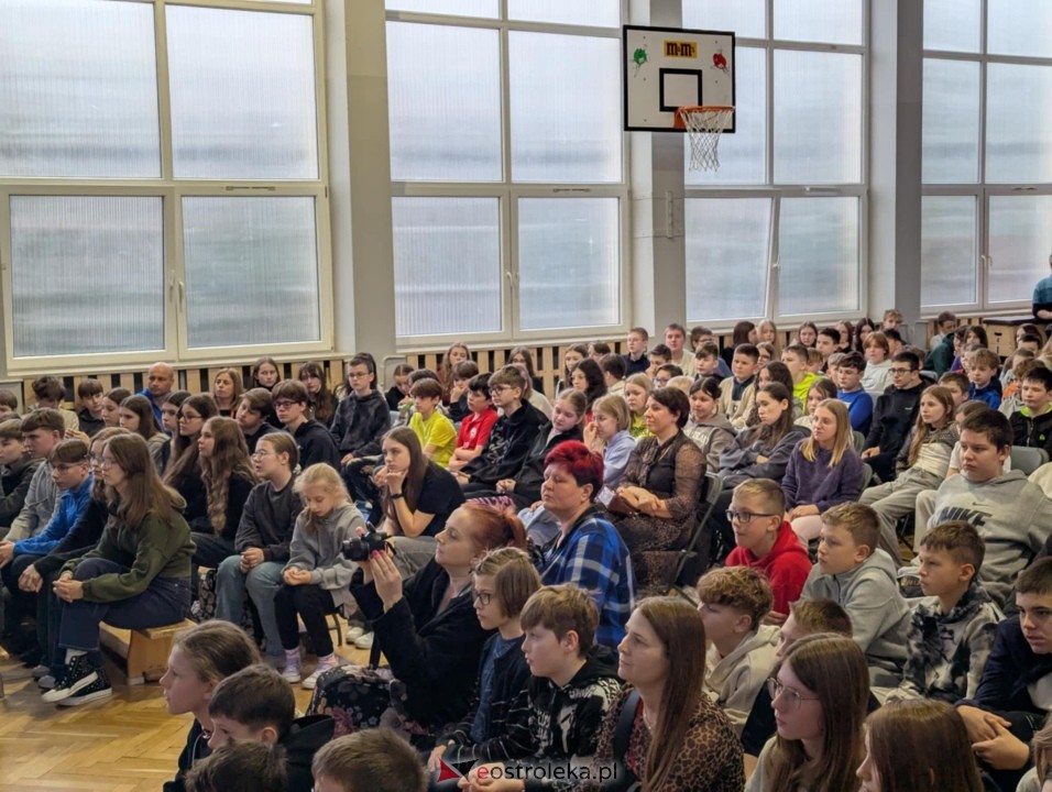 Spotkanie z Joanną Jędrzejczyk w SP nr 1 [13.03.2025] - zdjęcie #12 - eOstroleka.pl