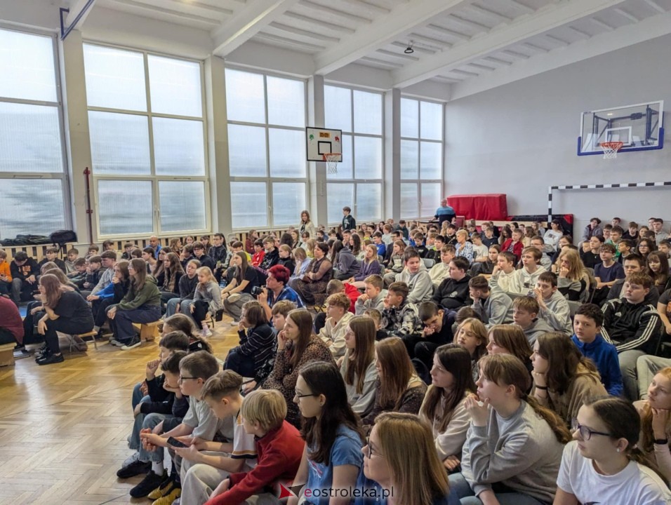 Spotkanie z Joanną Jędrzejczyk w SP nr 1 [13.03.2025] - zdjęcie #11 - eOstroleka.pl