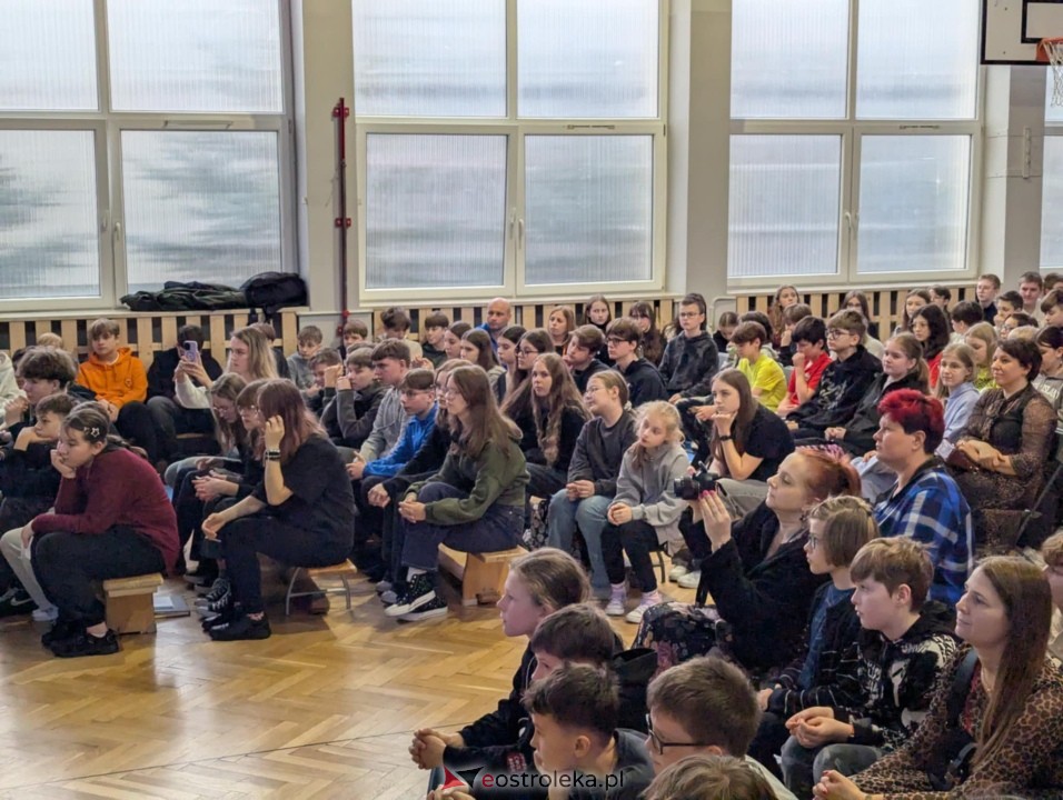 Spotkanie z Joanną Jędrzejczyk w SP nr 1 [13.03.2025] - zdjęcie #10 - eOstroleka.pl