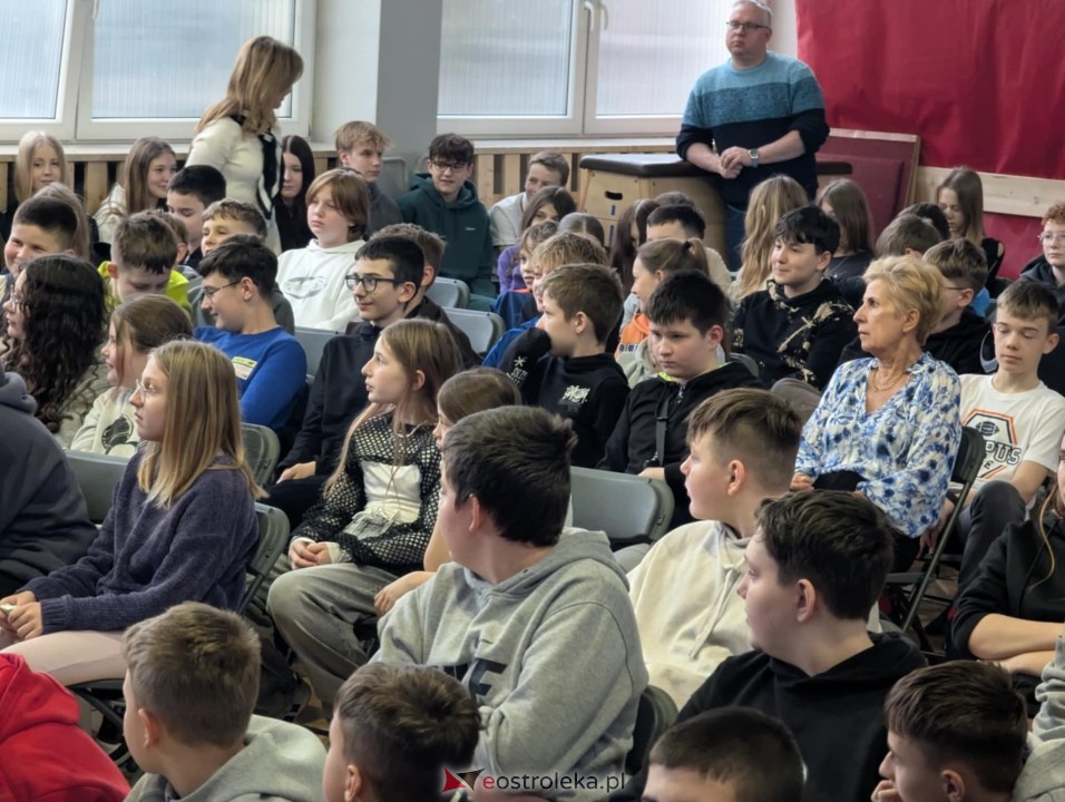 Spotkanie z Joanną Jędrzejczyk w SP nr 1 [13.03.2025] - zdjęcie #4 - eOstroleka.pl