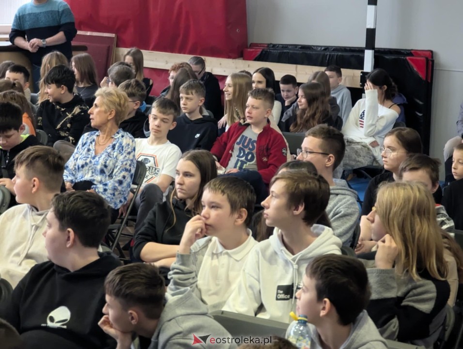 Spotkanie z Joanną Jędrzejczyk w SP nr 1 [13.03.2025] - zdjęcie #2 - eOstroleka.pl