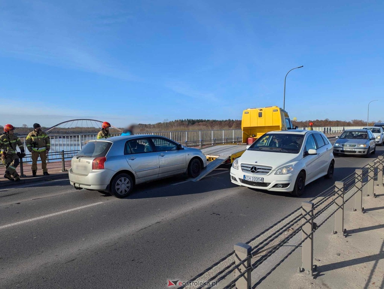 Wypadek na moście im. Wyszyńskiego w Ostrołęce [15.03.2025] - zdjęcie #1 - eOstroleka.pl