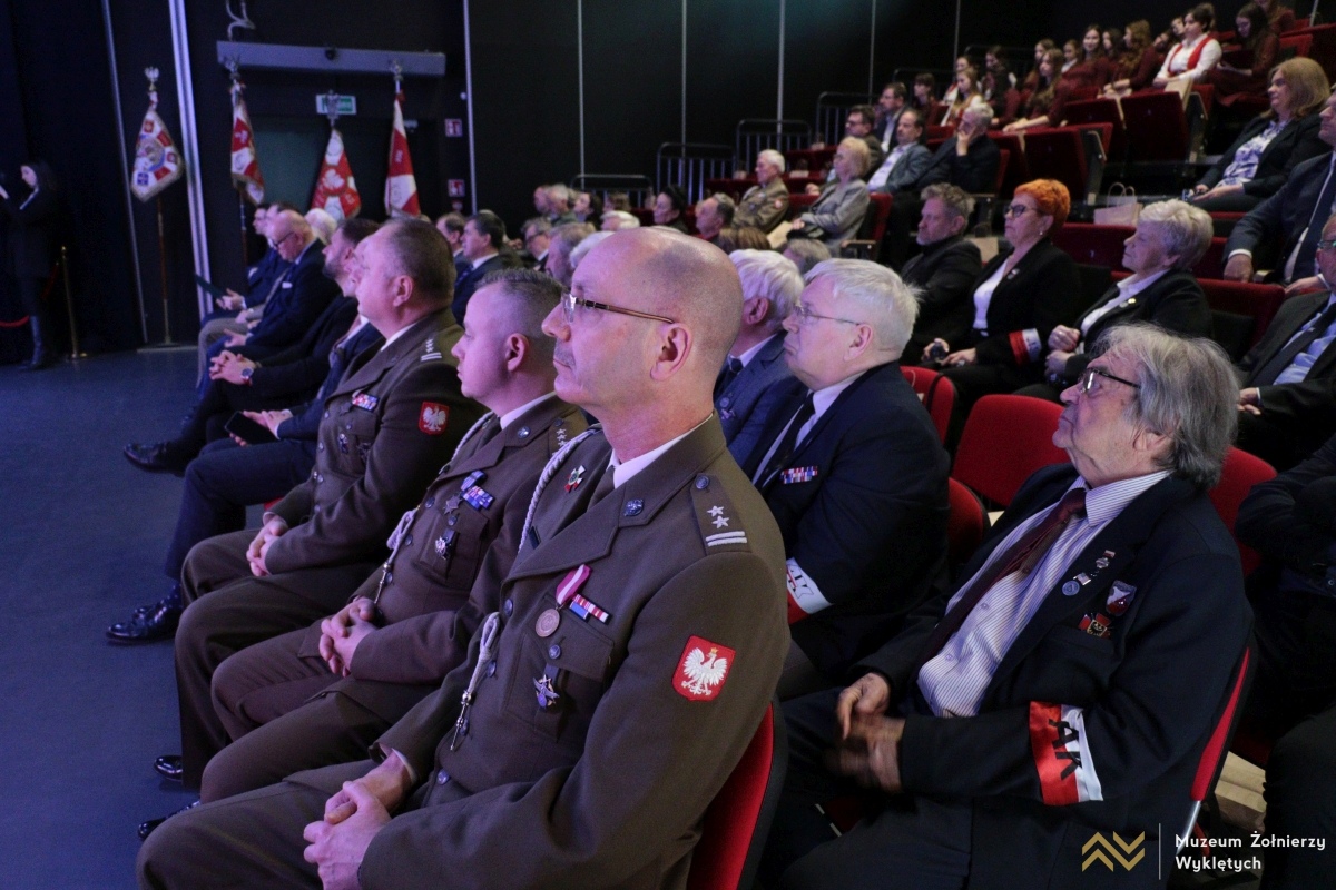 Gala z okazji 35-lecia ŚZŻAK w Muzeum Żołnierzy Wyklętych [14.03.2025] - zdjęcie #27 - eOstroleka.pl