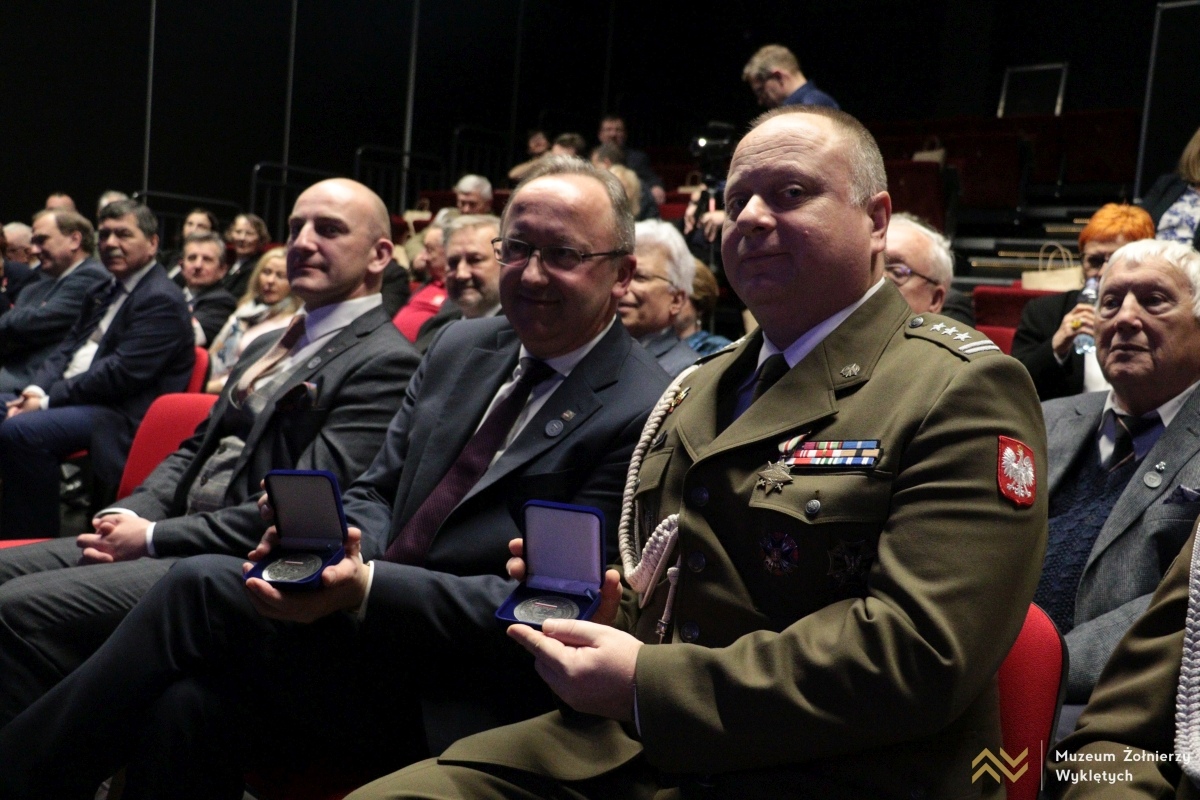 Gala z okazji 35-lecia ŚZŻAK w Muzeum Żołnierzy Wyklętych [14.03.2025] - zdjęcie #25 - eOstroleka.pl