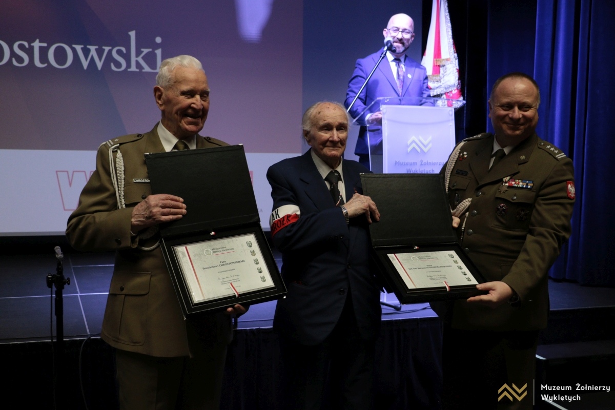 Gala z okazji 35-lecia ŚZŻAK w Muzeum Żołnierzy Wyklętych [14.03.2025] - zdjęcie #41 - eOstroleka.pl