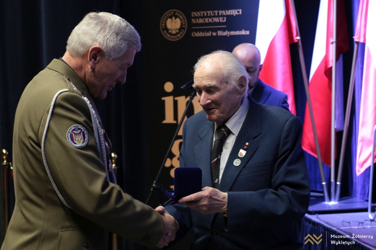 Gala z okazji 35-lecia ŚZŻAK w Muzeum Żołnierzy Wyklętych [14.03.2025] - zdjęcie #19 - eOstroleka.pl