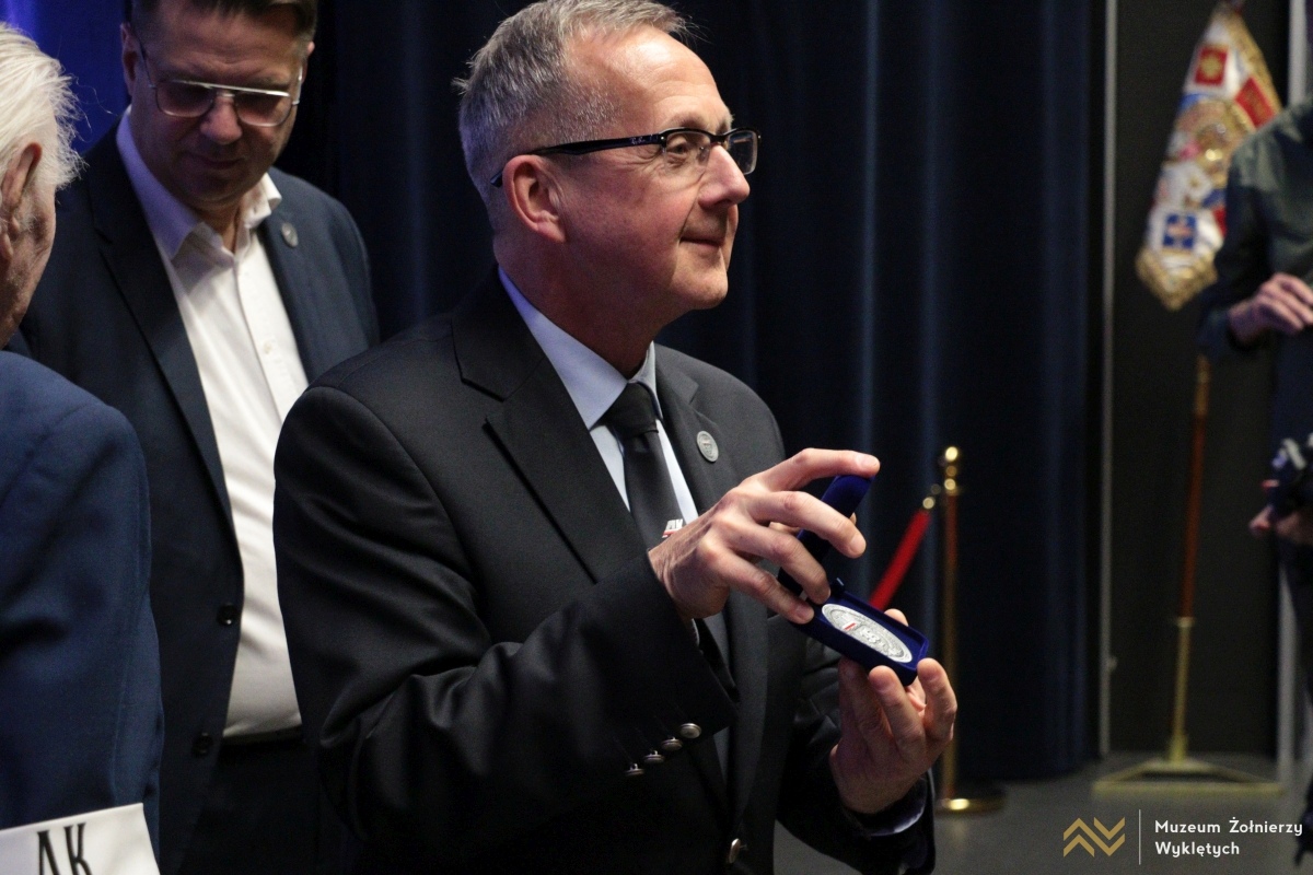 Gala z okazji 35-lecia ŚZŻAK w Muzeum Żołnierzy Wyklętych [14.03.2025] - zdjęcie #18 - eOstroleka.pl