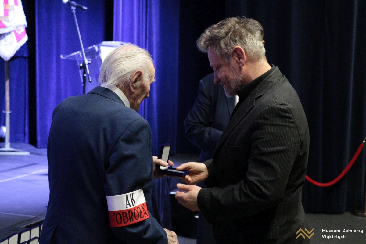 Gala z okazji 35-lecia ŚZŻAK w Muzeum Żołnierzy Wyklętych [14.03.2025] - zdjęcie #17 - eOstroleka.pl