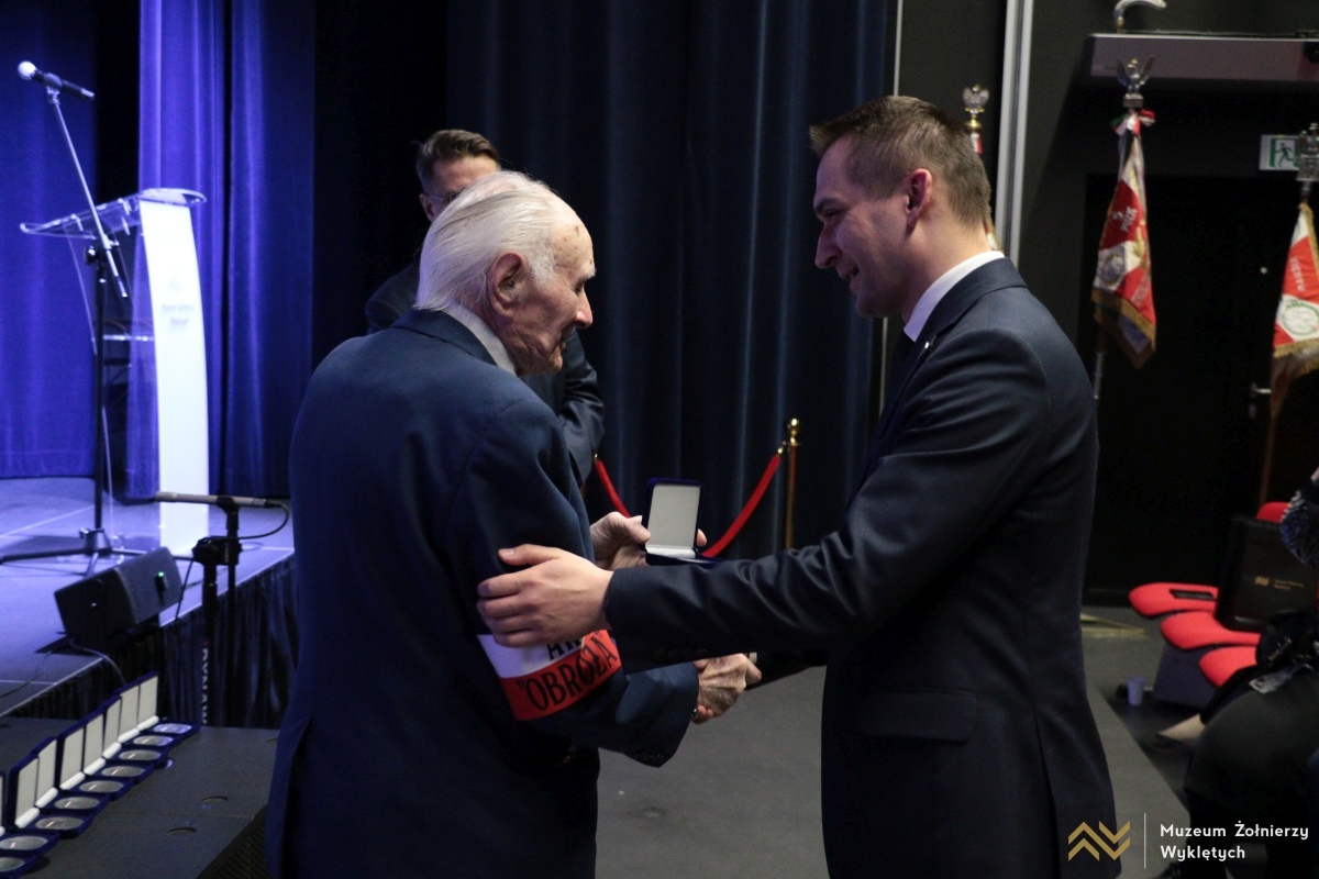 Gala z okazji 35-lecia ŚZŻAK w Muzeum Żołnierzy Wyklętych [14.03.2025] - zdjęcie #15 - eOstroleka.pl